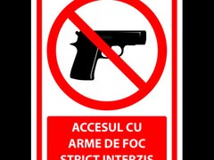 Semn pentru accesul cu arme de foc strict interzis